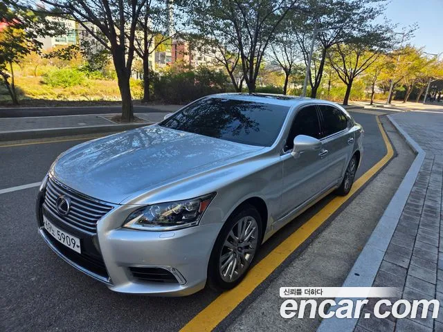 Lexus LS 2013 thumb 11