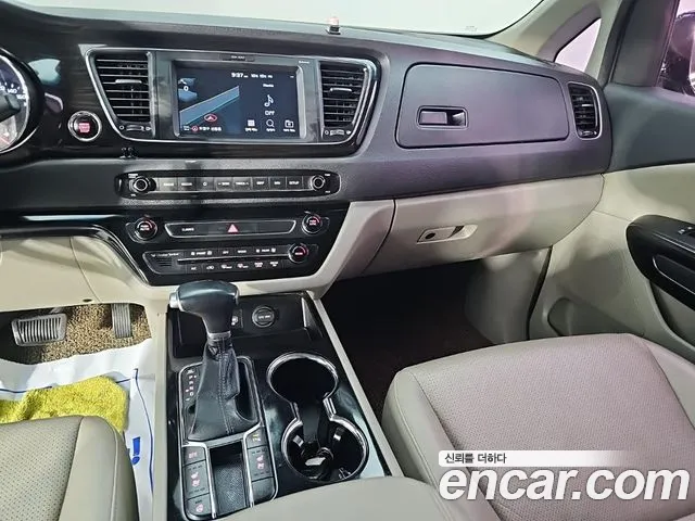 Kia Carnival 2018 thumb 10