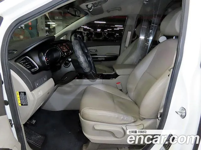 Kia Carnival 2016 thumb 10