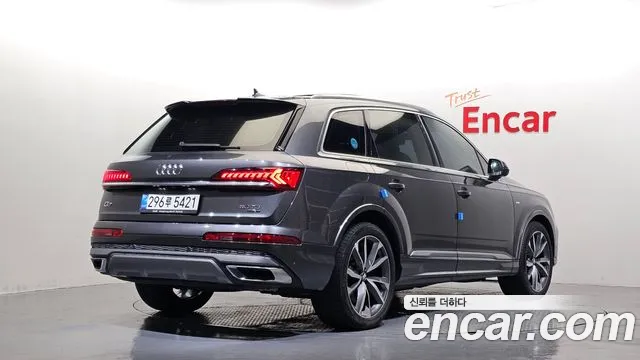 Audi Q7 2021 thumb 2