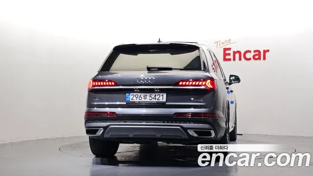 Audi Q7 2021 thumb 4