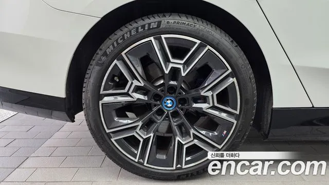 BMW 5-Series 2025 thumb 5