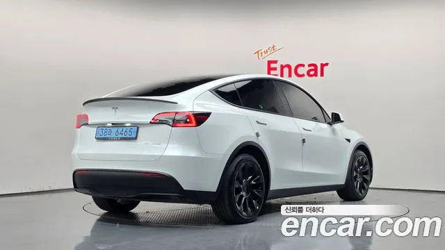 Tesla Model Y 2023 thumb 2
