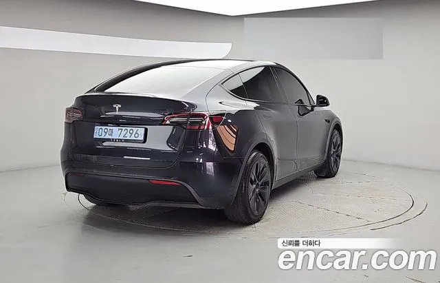 Tesla Model Y 2025 thumb 2