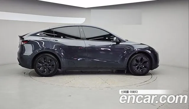 Tesla Model Y 2025 thumb 3