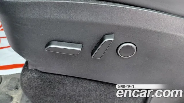 Tesla Model Y 2025 thumb 9