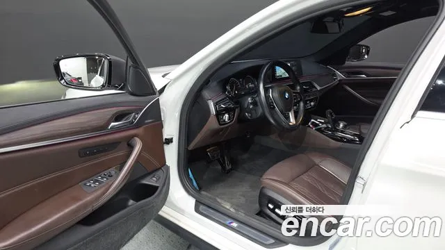 BMW 5-Series 2017 thumb 10