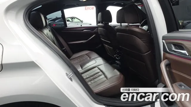 BMW 5-Series 2017 thumb 12