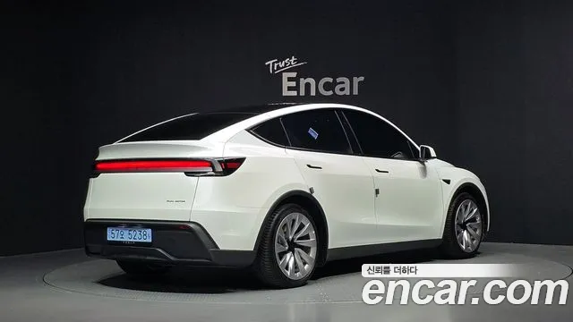 Tesla Model Y 2025 thumb 2