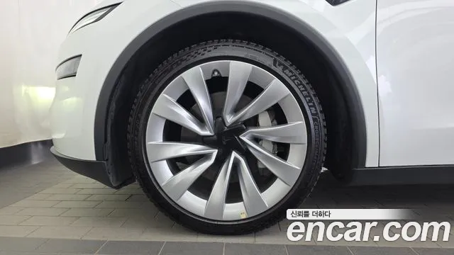 Tesla Model Y 2025 thumb 5