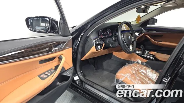 BMW 5-Series 2023 thumb 10