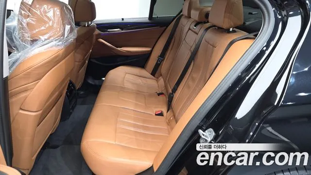 BMW 5-Series 2023 thumb 11