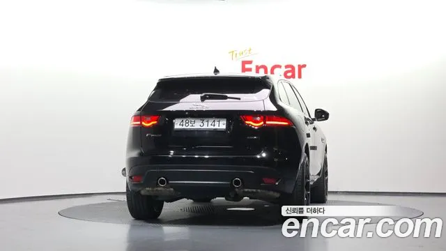 Jaguar F-Pace 2017 thumb 4