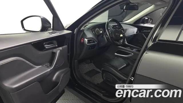 Jaguar F-Pace 2017 thumb 10