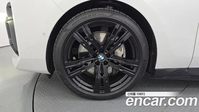 BMW i7 2025 thumb 5