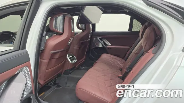 BMW i7 2025 thumb 11