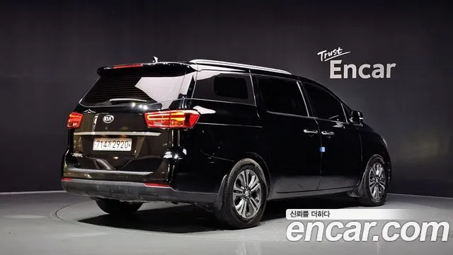Kia Carnival 2018 thumb 2