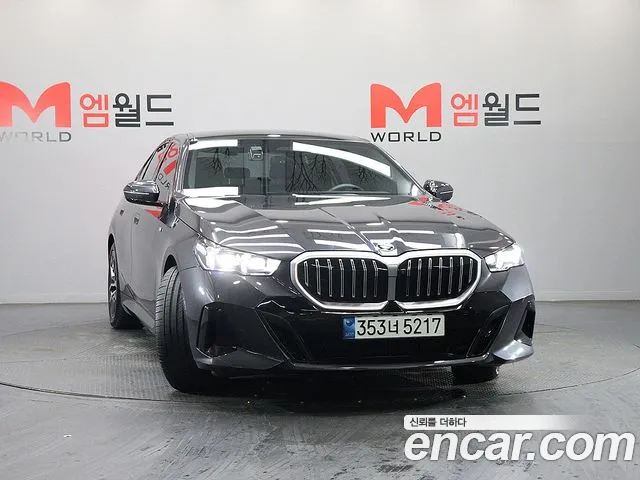 BMW 5-Series 2024 thumb 2