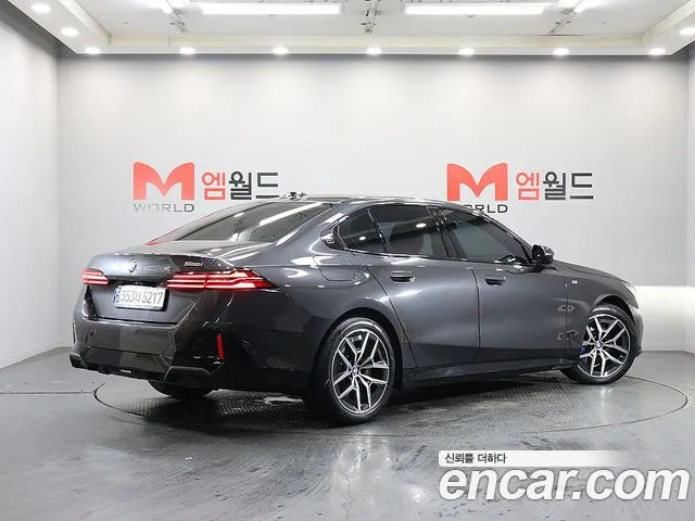 BMW 5-Series 2024 thumb 3
