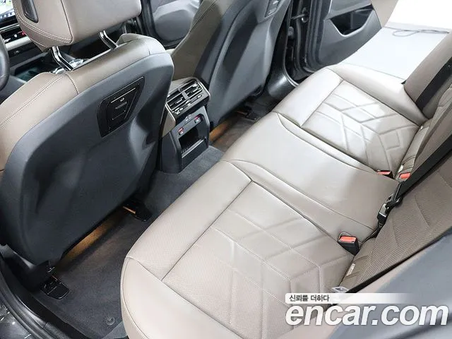 BMW 5-Series 2024 thumb 8