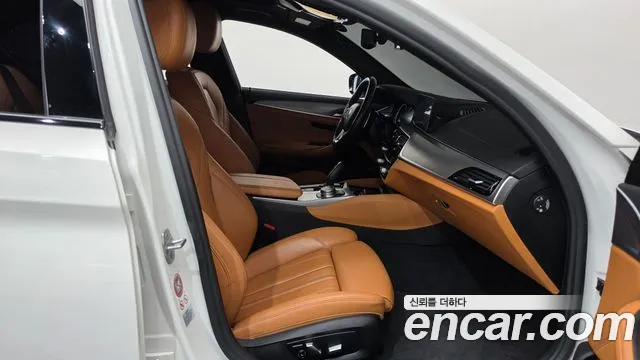 BMW 5-Series 2017 thumb 11