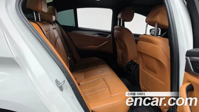 BMW 5-Series 2017 thumb 12