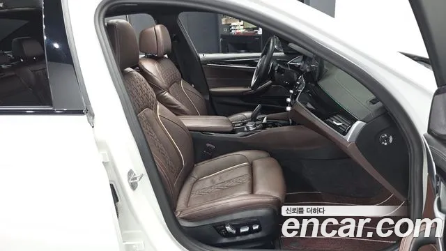 BMW 5-Series 2023 thumb 11