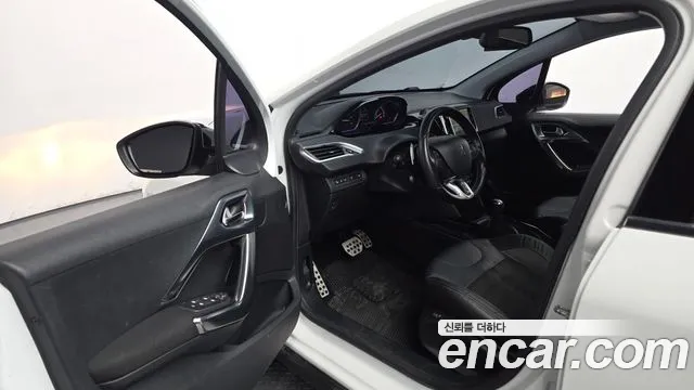 Peugeot 2008 2015 thumb 10