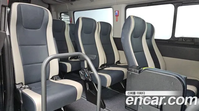Hyundai Staria 2025 thumb 11