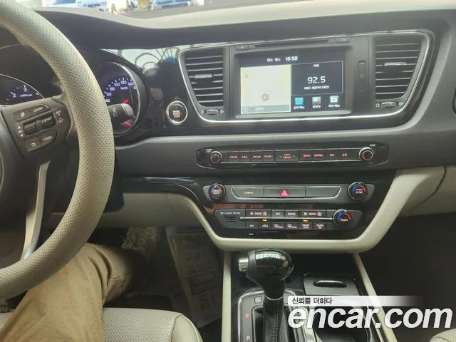 Kia Carnival 2016 thumb 10