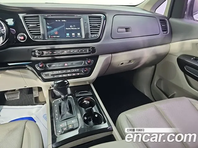 Kia Carnival 2016 thumb 10