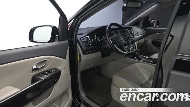 Kia Carnival 2018 thumb 10