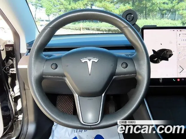 Tesla Model 3 2020 thumb 8