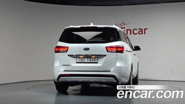 Kia Carnival 2016 thumb 3