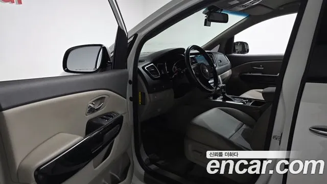 Kia Carnival 2016 thumb 9