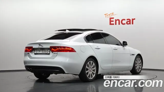 Jaguar XE 2016 thumb 2