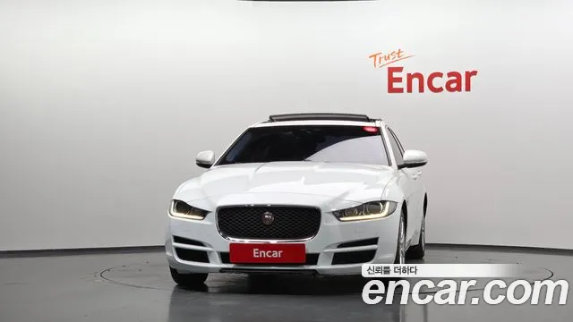 Jaguar XE 2016 thumb 3
