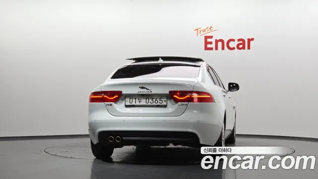 Jaguar XE 2016 thumb 4