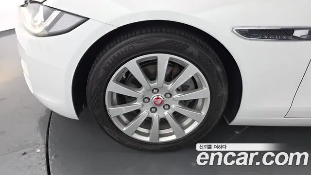 Jaguar XE 2016 thumb 5