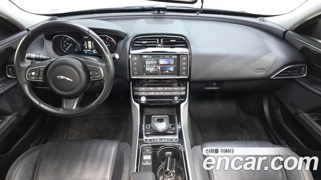 Jaguar XE 2016 thumb 7