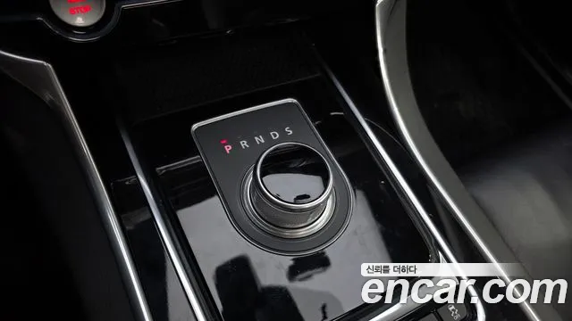 Jaguar XE 2016 thumb 9