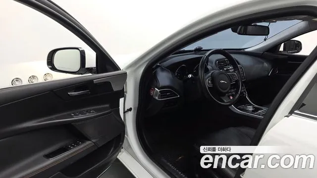 Jaguar XE 2016 thumb 10
