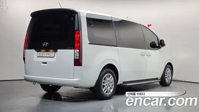 Hyundai Staria 2025 thumb 2