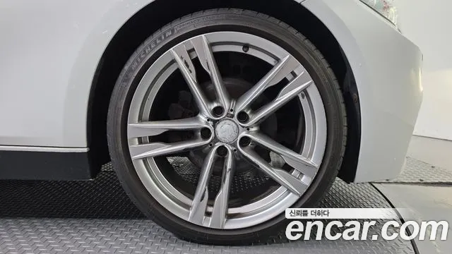 BMW 3-Series 2012 thumb 5