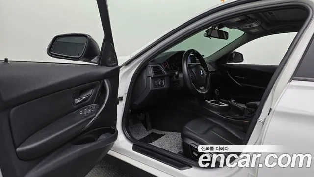 BMW 3-Series 2012 thumb 10