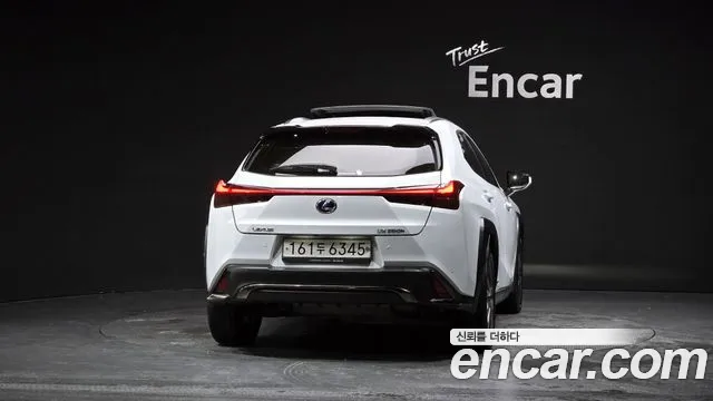 Lexus UX 2020 thumb 4