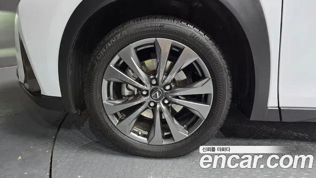 Lexus UX 2020 thumb 5