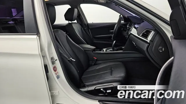 BMW 3-Series 2016 thumb 11