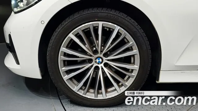 BMW 3-Series 2021 thumb 5