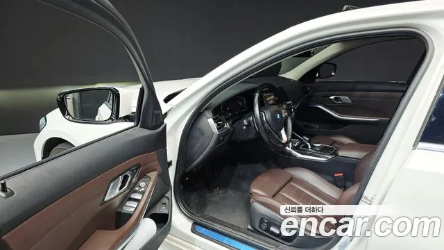 BMW 3-Series 2021 thumb 10